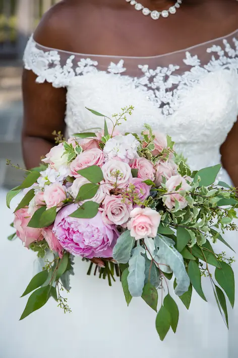 Bride holding beutiful flowers